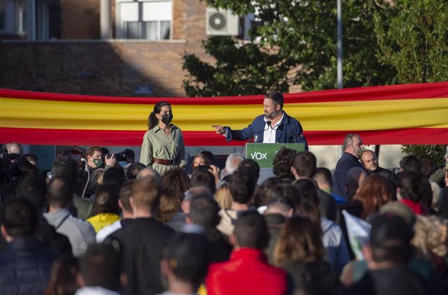 La candidata de Vox a la Presidencia de la Comunidad de Madrid, Rocío Monasterio, y el presidente del partido, Santiago Abascal, durante un mitin en Villanueva del Pardillo