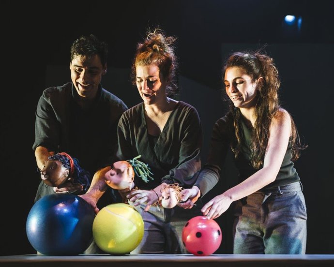 Archivo - Momento de 'Les petites coses', obra de teatro dirigida por Pau Bachero, que se estrenó en enero en el Teatre Principal de Palma.