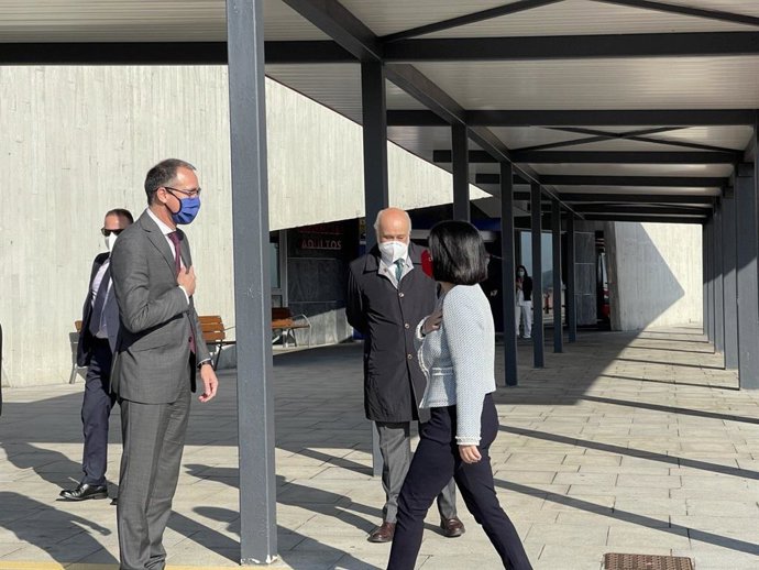 El consejero de Salud del Principado, Pablo Fernández Muñiz, saluda a la ministra de Sanidad, Carolina Darias, a su llegada al Hospital Universitario Central de Asturias (HUCA)