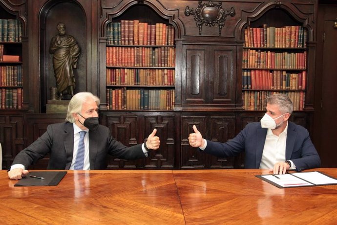 El president de Foment del Treball, Josep Sánchez Llibre, i el CEO d'Adevinta Spain, Gianpaolo Santorsola.