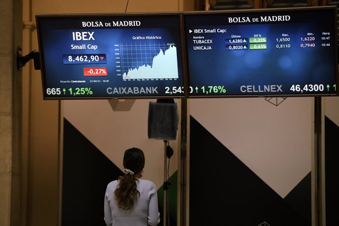 Valores del Ibex 35 en un panel del Palacio de la Bolsa, a 21 de abril de 2021, en Madrid, (España). El Ibex 35 ha iniciado la sesión de este miércoles con una subida del 0,55%, lo que ha llevado al selectivo a situarse en los 8.505,9 enteros a las 9.01