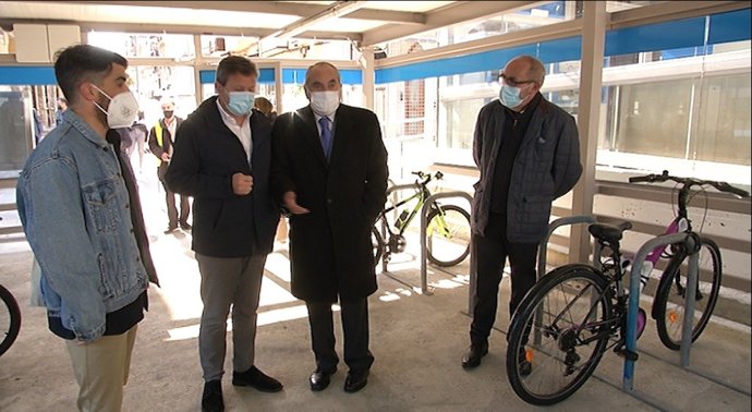 El consejero Iñaki Arriola en la reapertura del aparcabicis en la estación de Euskotren de Irun