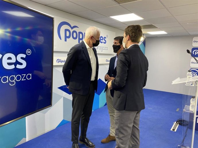 Los diputados del PP al Congreso Eloy Suárez y Pedro Navarro, y el presidente provincial del PP Zaragoza, Ramón Celma.