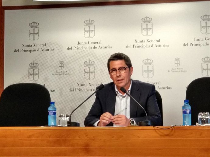 Archivo - Rueda de prensa del diputado de Ciudadanos en la Junta General Armando Fernández Bartolomé.