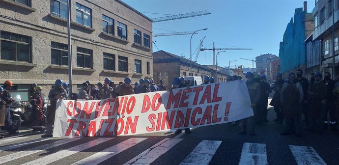 Operarios de la Plataforma de Trabajadores del Metal cortan el tráfico en Bouzas (Vigo), en protesta por la firma del convenio provincial del sector y para denunciar la "traición" de los sindicatos.