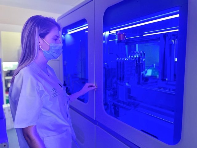 Una profesional de la Unidad de Genética Clínica.