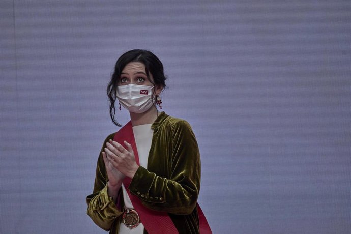 La presidenta de la Comunidad de Madrid, Isabel Díaz Ayuso con la Gran Cruz de la Orden del Dos de Mayo que ella misma ha entregado anteriormente al músico Nacho Cano, durante la ceremonia de imposición de Medallas de la Comunidad de Madrid y condecorac