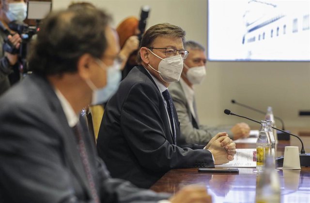 El president de la Generalitat, Ximo Puig (c), durante una reunión con el secretario general de UGT-PV, y el secretario general de CCOO-PV, a 3 de mayo de 2021, en Valencia, Comunidad Valenciana, (España).