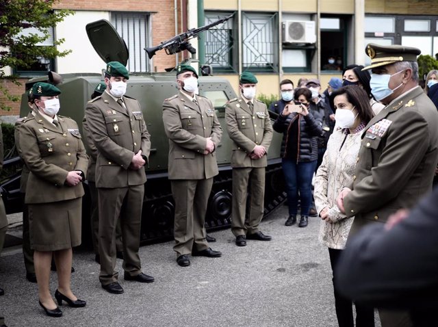 La ministra de Defensa, Margarita Robles, visita en el acuartelamiento de Aizoáin (Navarra) a los compañeros del cabo Francisco Pérez Benítez, fallecido por una trombosis tras recibir la vacuna de AstraZeneca.