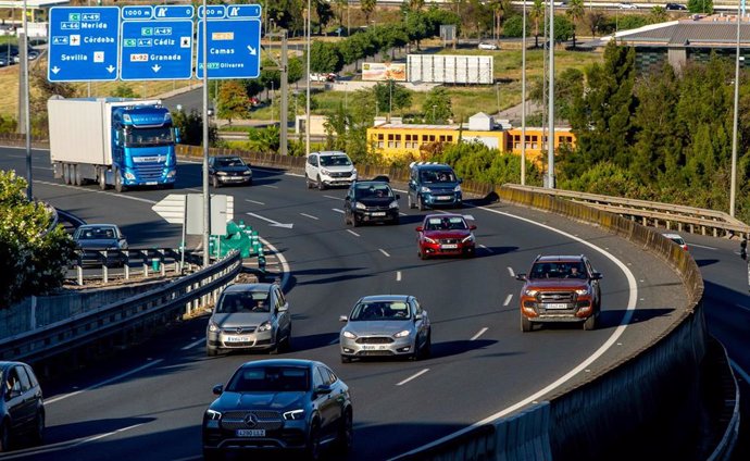 Afluencia de tráfico en  la autopista Sevilla-Huelva, el primer fin de semana con movilidad entre provincias.
