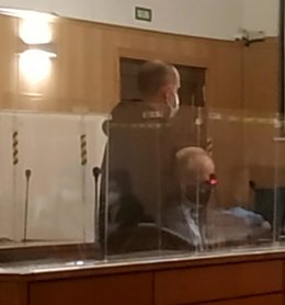 El contable, de pie, defiende su inocencia en la primera jornada del juicio.