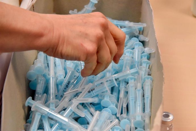 Varias jeringuillas, en un punto de vacunación contra el Covid-19.