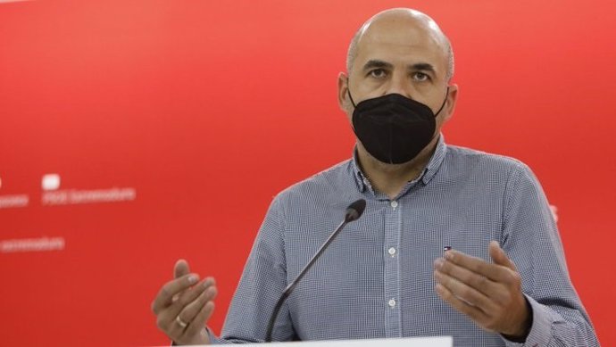 El secretario de Ideas y Programas del PSOE de Extremadura, Juan Ramón Ferreira, en rueda de prensa