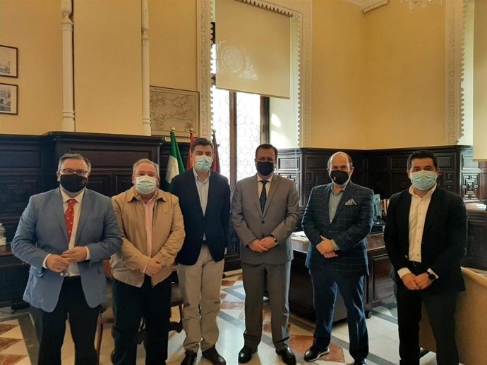 Reunión de Cabrera con responsables de la hermandad Matriz de Almonte