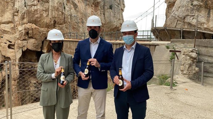 Presentación en el paraje de El Caminito del Rey del etiquetado de una nueva cerveza producida en Málaga
