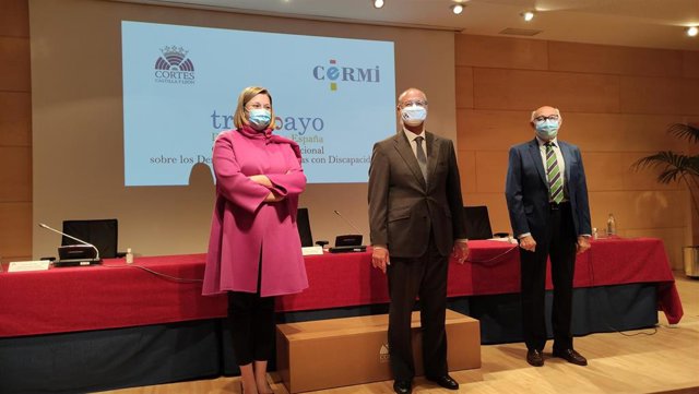 De izquierda a derecha, la consejera de Familia e Igualdad de Oportunidades, Isabel Blanco; el presidente de las Cortes, Luis Fuentes; y el presidente de CERMI CyL, Juan Pérez Sánchez.