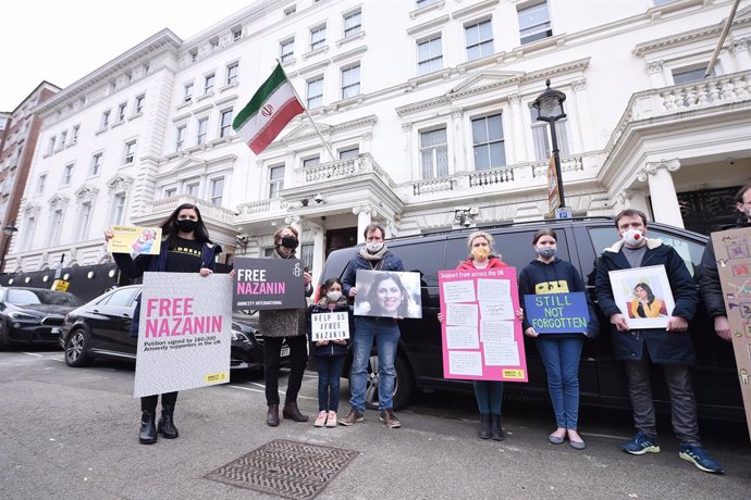 Archivo - 08 March 2021, United Kingdom, London: Richard Ratcliffe, the husband of Nazanin Zaghari-Ratcliffe (4th R), his daughter Gabriella (3rd R) and Kate Allen from Amnesty International (2nd R) take part in a protest outside the Iranian Embassy in 
