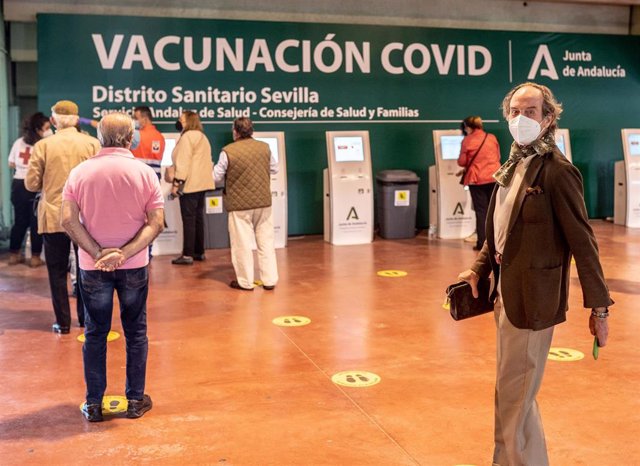 Personas esperando para ser vacunados de la Covid-19.
