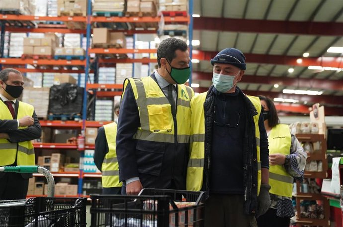 Juanma Moreno, con un trabajador de Covirán