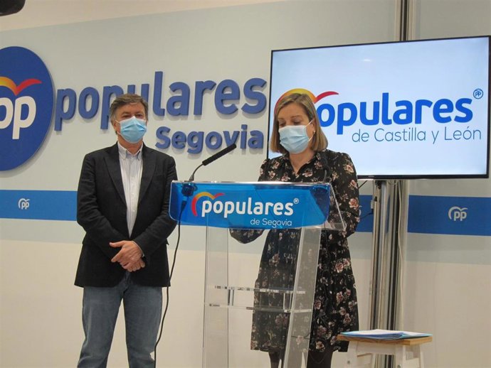 La procuradora del PP por Segovia, M Ángeles García, y el vicepresidente 1 de las Cortes de Castilla y León y Secretario Autonómico del PPCyL, Francisco Vázquez.