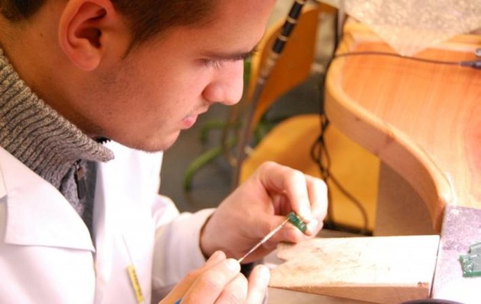 Imagen de archivo de un alumno de la Escuela de Joyería.