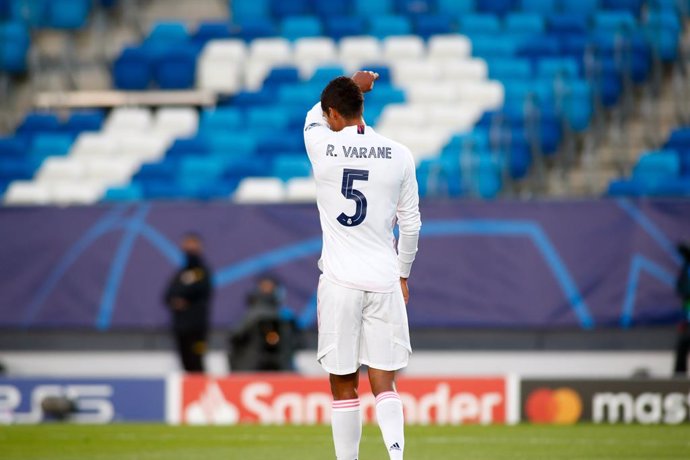 Archivo - Raphael Varane of Real Madrid laments during the UEFA Champions League football match played between Real Madrid and Shakhtar Donetsk at Alfredo Di Stefano stadium on October 21, 2020 in Madrid, Spain.