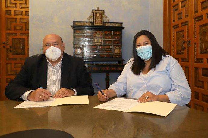 La vicepresidenta del Patronato de Turismo de la Diputación de Córdoba, Dolores Amo, en la firma con la Asociación 'Amigos de los Patios'.