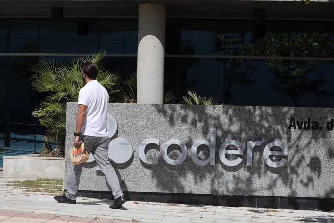 Archivo - Un hombre pasa por la sede de Codere ubicada en la capital, en Madrid (España), a 10 de septiembre de 2020. Codere multiplicó por más de siete sus pérdidas durante el primer semestre de este año, hasta 178 millones de euros, frente a los 'núme