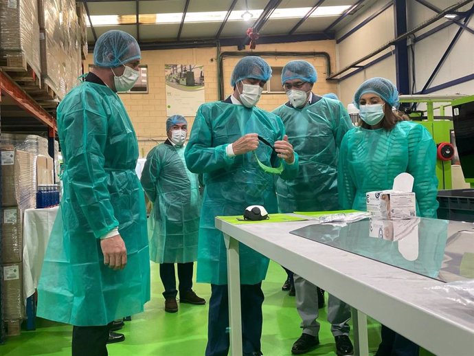 El consejero de Fomento y Medio Ambiente, Juan Carlos Suárez-Quiñones, en la visita de este lunes a la empresa Imatec.