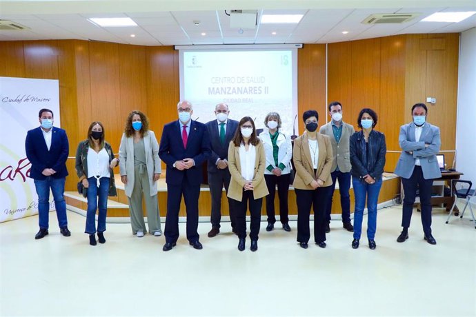 La directora gerente del SESCAM, Regina Leal, presenta en Manzanares el Plan Funcional del nuevo Centro de Salud Manzanares II.