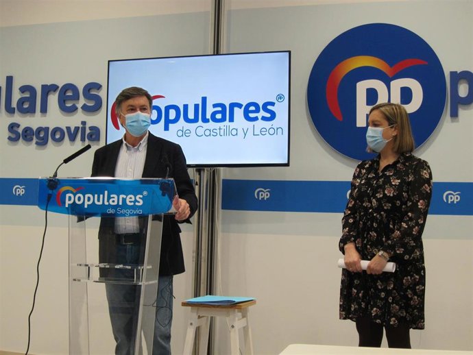 Francisco Vázquez, y la procuradora, M Ángeles García en rueda de prensa en Segovia