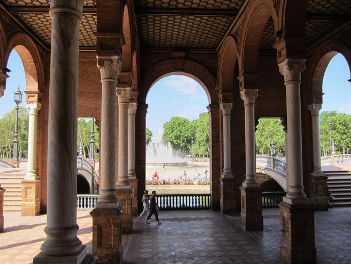 Archivo - Imagen de la Plaza de España de Sevilla con turistas