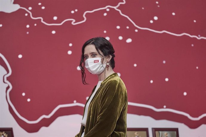 La presidenta de la Comunidad de Madrid, Isabel Díaz Ayuso, durante la ceremonia de imposición de Medallas de la Comunidad de Madrid y condecoraciones de la Orden del Dos de Mayo, con motivo del Día de la Comunidad de Madrid, a 2 de mayo de 2021, en Mad