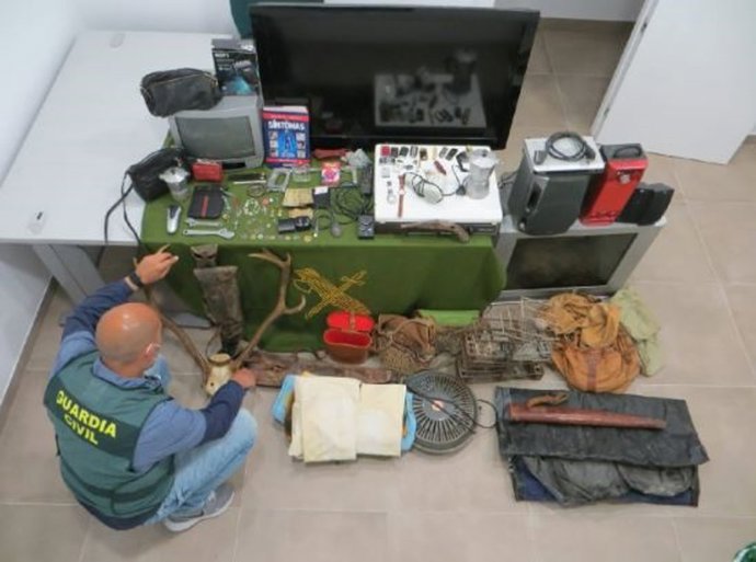 Archivo - Efectos recuperados por la Guardia Civil