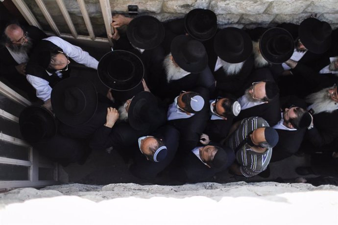 30 April 2021, Israel, Jerusalem: Ultra Orthodox Jewish men attend the funeral of one of those who died in a stampede during the Jewish religious festival of Lag Ba'Omer at the Jewish Orthodox pilgrimage site of Mount Meron early on Friday. Photo: Ilia 
