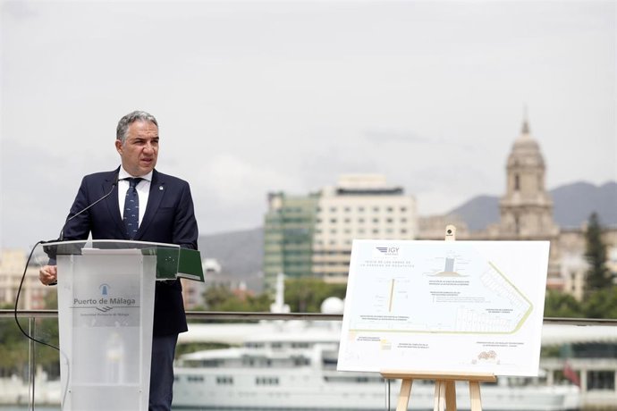 El consejero de la Presidencia, Elías Bendodo, visita el comienzo de las obras del proyecto para megayates en el puerto de Málaga