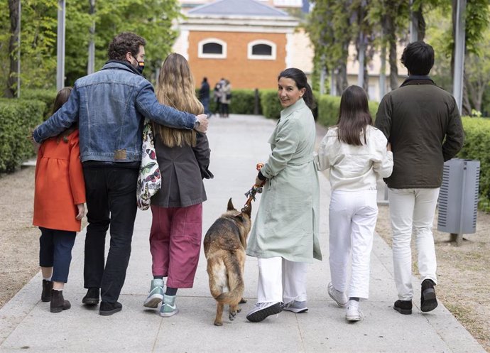 La candidata de Vox a la Presidencia de la Comunidad de Madrid, Rocío Monasterio, pasea con su familia en la jornada de reflexión.