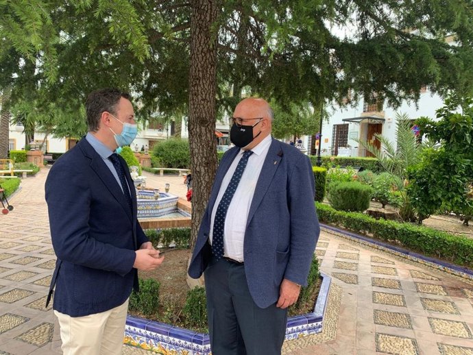 El delegado de Agricultura de la Junta con el alcalde de La Rambla.