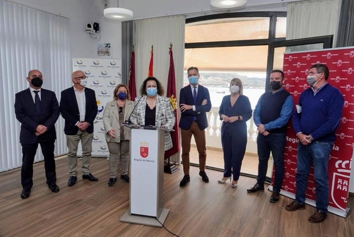 Responsables de la APC, el Gobierno regional y el Ayuntamiento de Cartagena junto a representantes de la hostelería y el comercio de la ciudad