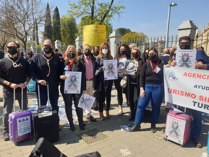 Imagen de archivo de la concentración de la Asociación Experta de Profesionales Autónomos y Empresarios de Agencias de Viajes de Andalucía (Axpaevi) a finales del mes de marzo ante el Parlamento de Andalucía.