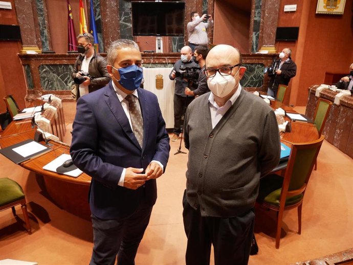 El diputado del PP Jesús Cano junto a Francisco Cabezas, director del Instituto Euromediterráneo del Agua