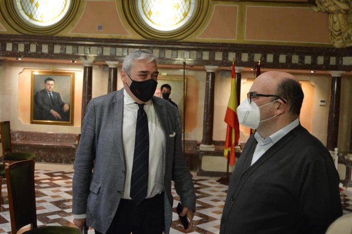 El portavoz del Grupo Parlamentario de Cs, Francisco Álvarez, junto a Francisco Cabezas Calvo-Rubio, director del Instituto Euromediterráneo del Agua