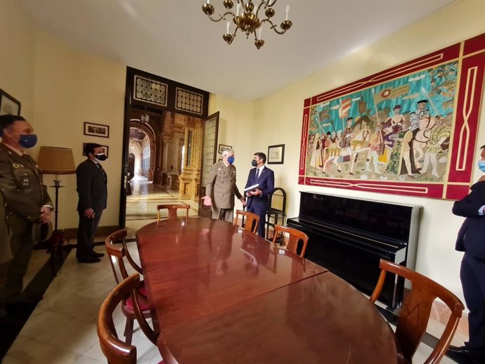 El delegado del Gobierno en Andalucía, Pedro Fernández, realiza una visita institucional al Cuartel General de la Fuerza Terrestre en Sevilla, donde ha sido recibido por el Jefe de la Fuerza Terrestre, teniente general José Rodríguez García.