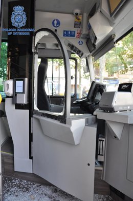 Imagen de los daños ocasionados al autobús.