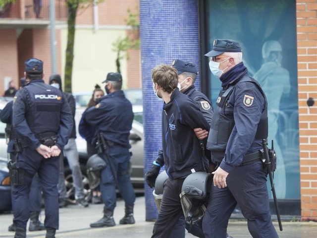Dos agentes de Policía Nacional llevan detenido a uno de los 1 miembros de Gazte Koordinadora Sozialista, a 27 de abril de 2021, en Pamplona, Navarra (España). 