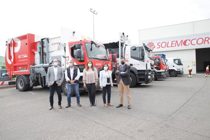 Responsables de Cáritas y Solemccor ante instalaciones de la empresa social en Córdoba.