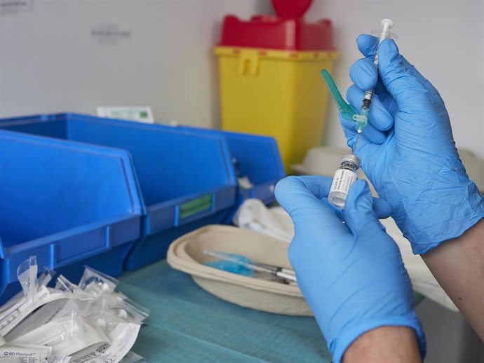 Una profesional sanitaria sostiene un vial con la vacuna de Janssen.