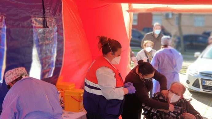 Archivo - Punto de vacunación masiva frente al Covid en el municipio