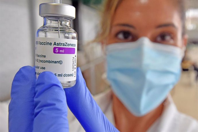 Una profesional sanitaria sostiene un vial de la vacuna de AstraZeneca. 