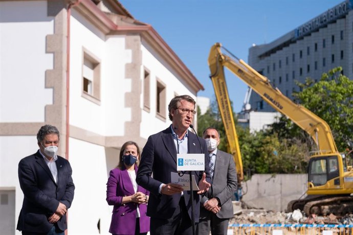 El presidente de la Xunta, Alberto Núñez Feijóo, realiza declaraciones a los medios en Pontevedra, donde asistió al inicio de las obras del hospital Gran Montecelo